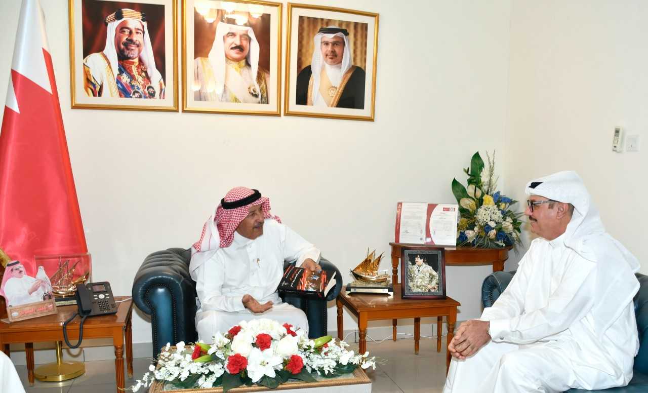 محافظ المحرق يستقبل الدكتور فيصل الملا ويثمن مؤلفاته في المجال الرياضي<